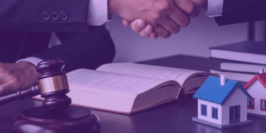 A imagem ilustra um acordo formal, simbolizando a atuação de uma holding familiar na gestão e divisão patrimonial, com foco em imóveis e planejamento sucessório, assegurados por suporte jurídico especializado.