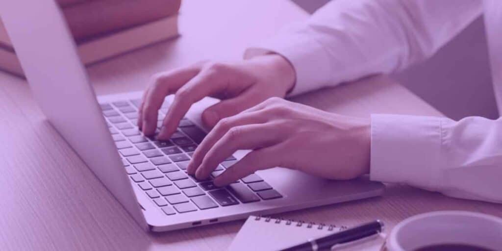 Advogado digitando um recurso administrativo