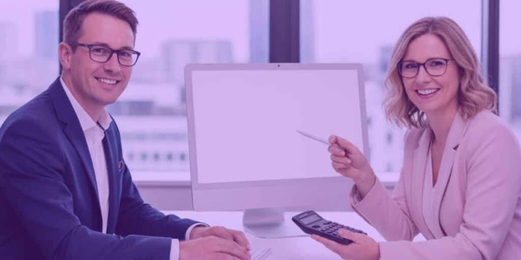 Um advogado e uma advogada trabalhando juntos em um processo de penhora online.