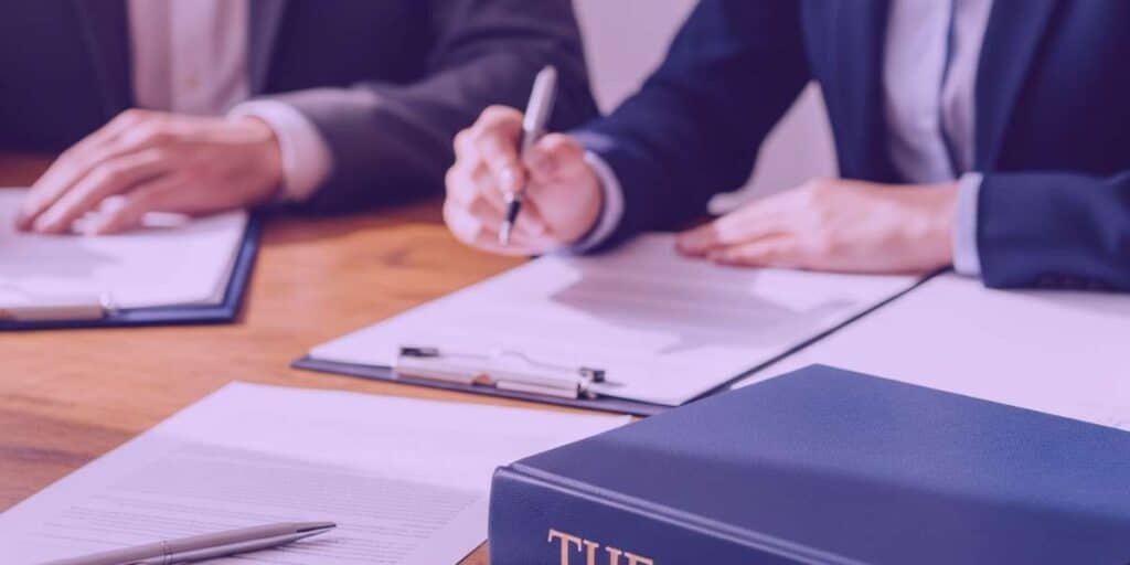 Advogados estudando sobre o cabimento de um recurso inominado.