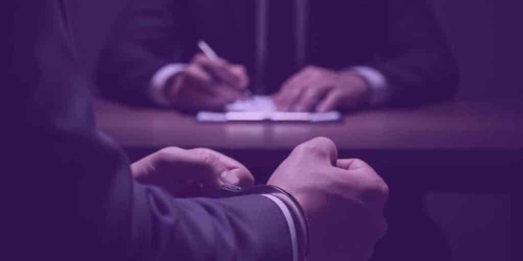 Advogado auxiliando réu primário