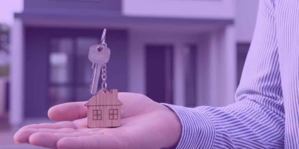 O locatário está segurando a chave da casa que alugou.